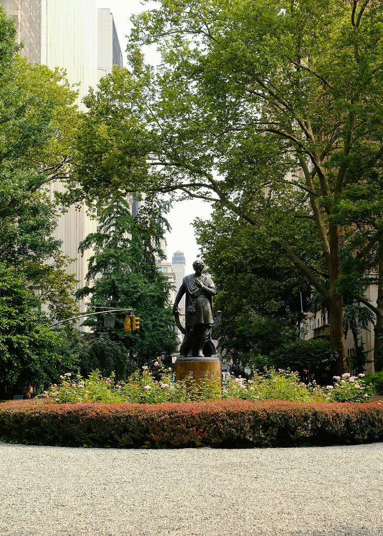 <h3>Gramercy Park</h3>
<h4>Neighborhood</h4>
<p>Gramercy is a quietly distinguished neighborhood where historic charm meets thoughtful modern living. Tree-lined streets and intimate green spaces provide a refined backdrop for The Florian’s elegant residences—designed for a life of ease and connection.</p>